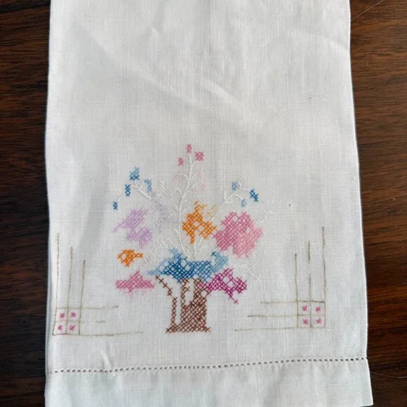 Adorable Dainty Vintage Hand Embroidered Hand Towel Set - Picture 4 of 9